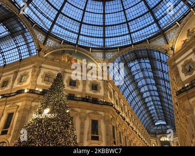 Der alljährliche Weihnachtsbaum von Swarovski befindet sich am 2019. November im Zentrum der Gallerie Vittorio Emanuele in Mailand, Italien. Der Baum ist mehr als 12 Meter hoch und mit mehr als 10.000 Ornamenten geschmückt, darunter mehr als 2.000 Weihnachtssterne aus Swarovski-Kristall, die von 36.000 Lichtern beleuchtet und von einer imposanten kristallisierten sternförmigen Spitze verziert werden. Swarovski ist ein österreichischer Glashersteller mit Hauptsitz in Wattens, Österreich. Swarovski ist ein Familienunternehmen, seit es 1895 von Daniel Swarovski gegründet wurde. (Foto von Mairo Cinquetti/NurPhoto) Stockfoto