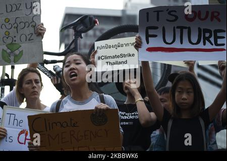 Umweltaktivisten nehmen am Global Climate Strike Event in Bangkok, Thailand, am 29. November 2019 Teil. Die Bewegung ist eine Fortsetzung des Globalen Klimastreiks unter der Leitung von Greta Thunberg und ruft die Staats- und Regierungschefs der Welt auf, die an der Klimakonferenz der Vereinten Nationen teilnehmen werden. (Foto von Anusak Laowias/NurPhoto) Stockfoto