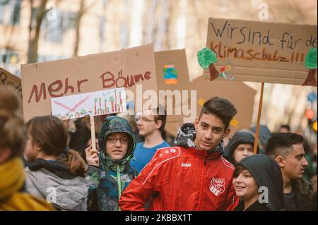 Studierende nehmen am 29. November 2019 am Klimaprotest 'Freitag für die Zukunft' in Köln Teil. 12000 Menschen nehmen an der Demonstration Teil. (Foto von Ying Tang/NurPhoto) Stockfoto