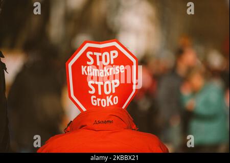 "Stop Climate"-Zeichen beim Klimaprotest "Freitag für die Zukunft" in Köln, Deutschland, am 29. November 2019. 12000 Menschen nehmen an der Demonstration Teil. (Foto von Ying Tang/NurPhoto) Stockfoto