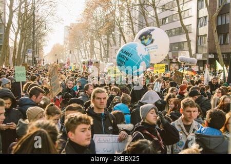 Studierende nehmen am 29. November 2019 am Klimaprotest 'Freitag für die Zukunft' in Köln Teil. 12000 Menschen nehmen an der Demonstration Teil. (Foto von Ying Tang/NurPhoto) Stockfoto
