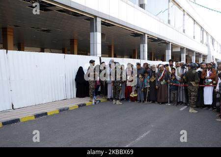 Angehörige empfangen Häftlinge, die nach ihrer Freilassung durch die saudische Koalition am 28. November 2019 in der Hauptstadt Sana'a eintreffen. Etwa 128 Houthi-Häftlinge kamen am Donnerstag in die jemenitische Hauptstadt Sanaa, nachdem sie von der saudischen Koalition freigelassen worden waren, da die Bemühungen zur Beendigung des fünfjährigen Konflikts an Dynamik gewinnen. (Foto von Mohammed Hamoud/NurPhoto) (Foto von Mohammed Hamoud/NurPhoto) Stockfoto