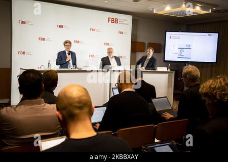 Im Rahmen einer Pressekonferenz zur Bekanntgabe der Eröffnung des neuen Flughafens in Berlin am 29. November 2019 werden Engelbert Luetke Daldrup (L), Vorsitzender des Berliner Flughafenverbandes, und Rainer Bretschneider (C), Vorsitzender des Aufsichtsrats, dargestellt. Vom 31. Oktober bis 8. November 2020 soll der Flugverkehr von Tegel nach BER umziehen. (Foto von Emmanuele Contini/NurPhoto) Stockfoto