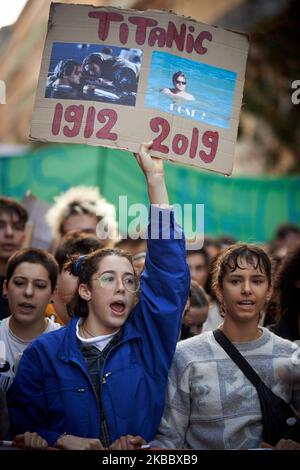 Nach dem Aufruf von Greta Thunberg zu einem weltweiten Schulstreik gingen Tausende von Schülern und Studenten auf die Straßen von Toulouse, um die Untätigkeit der Regierungen gegenüber der Klimakrise zu verurteilen und stärkere Maßnahmen zur Einhalt zu fordern, um den Klimawandel einzuengen. Sie verlangen von den Regierungen, mehr zum Schutz der Umwelt zu tun. Die Proteste kommen vor der jährlichen UN-Klimakonferenz, die am Montag in Madrid beginnt. Ähnliche Proteste fanden auf der ganzen Welt statt. Toulouse. Frankreich. November 29. 2019. (Foto von Alain Pitton/NurPhoto) Stockfoto