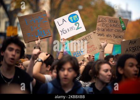 Nach dem Aufruf von Greta Thunberg zu einem weltweiten Schulstreik gingen Tausende von Schülern und Studenten auf die Straßen von Toulouse, um die Untätigkeit der Regierungen gegenüber der Klimakrise zu verurteilen und stärkere Maßnahmen zur Einhalt zu fordern, um den Klimawandel einzuengen. Sie verlangen von den Regierungen, mehr zum Schutz der Umwelt zu tun. Die Proteste kommen vor der jährlichen UN-Klimakonferenz, die am Montag in Madrid beginnt. Ähnliche Proteste fanden auf der ganzen Welt statt. Toulouse. Frankreich. November 29. 2019. (Foto von Alain Pitton/NurPhoto) Stockfoto