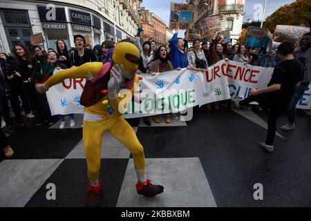 Nach dem Aufruf von Greta Thunberg zu einem weltweiten Schulstreik gingen Tausende von Schülern und Studenten auf die Straßen von Toulouse, um die Untätigkeit der Regierungen gegenüber der Klimakrise zu verurteilen und stärkere Maßnahmen zur Einhalt zu fordern, um den Klimawandel einzuengen. Sie verlangen von den Regierungen, mehr zum Schutz der Umwelt zu tun. Die Proteste kommen vor der jährlichen UN-Klimakonferenz, die am Montag in Madrid beginnt. Ähnliche Proteste fanden auf der ganzen Welt statt. Toulouse. Frankreich. November 29. 2019. (Foto von Alain Pitton/NurPhoto) Stockfoto