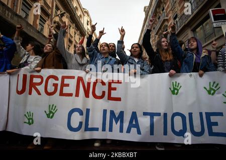 Nach dem Aufruf von Greta Thunberg zu einem weltweiten Schulstreik gingen Tausende von Schülern und Studenten auf die Straßen von Toulouse, um die Untätigkeit der Regierungen gegenüber der Klimakrise zu verurteilen und stärkere Maßnahmen zur Einhalt zu fordern, um den Klimawandel einzuengen. Sie verlangen von den Regierungen, mehr zum Schutz der Umwelt zu tun. Die Proteste kommen vor der jährlichen UN-Klimakonferenz, die am Montag in Madrid beginnt. Ähnliche Proteste fanden auf der ganzen Welt statt. Toulouse. Frankreich. November 29. 2019. (Foto von Alain Pitton/NurPhoto) Stockfoto