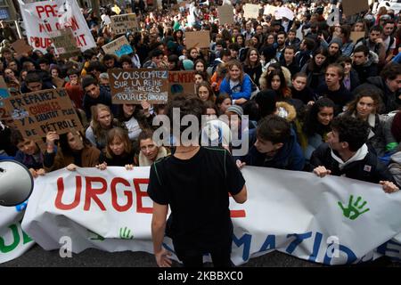 Nach dem Aufruf von Greta Thunberg zu einem weltweiten Schulstreik gingen Tausende von Schülern und Studenten auf die Straßen von Toulouse, um die Untätigkeit der Regierungen gegenüber der Klimakrise zu verurteilen und stärkere Maßnahmen zur Einhalt zu fordern, um den Klimawandel einzuengen. Sie verlangen von den Regierungen, mehr zum Schutz der Umwelt zu tun. Die Proteste kommen vor der jährlichen UN-Klimakonferenz, die am Montag in Madrid beginnt. Ähnliche Proteste fanden auf der ganzen Welt statt. Toulouse. Frankreich. November 29. 2019. (Foto von Alain Pitton/NurPhoto) Stockfoto