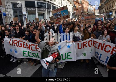 Nach dem Aufruf von Greta Thunberg zu einem weltweiten Schulstreik gingen Tausende von Schülern und Studenten auf die Straßen von Toulouse, um die Untätigkeit der Regierungen gegenüber der Klimakrise zu verurteilen und stärkere Maßnahmen zur Einhalt zu fordern, um den Klimawandel einzuengen. Sie verlangen von den Regierungen, mehr zum Schutz der Umwelt zu tun. Die Proteste kommen vor der jährlichen UN-Klimakonferenz, die am Montag in Madrid beginnt. Ähnliche Proteste fanden auf der ganzen Welt statt. Toulouse. Frankreich. November 29. 2019. (Foto von Alain Pitton/NurPhoto) Stockfoto