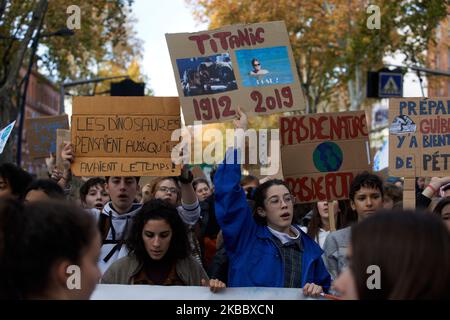 Nach dem Aufruf von Greta Thunberg zu einem weltweiten Schulstreik gingen Tausende von Schülern und Studenten auf die Straßen von Toulouse, um die Untätigkeit der Regierungen gegenüber der Klimakrise zu verurteilen und stärkere Maßnahmen zur Einhalt zu fordern, um den Klimawandel einzuengen. Sie verlangen von den Regierungen, mehr zum Schutz der Umwelt zu tun. Die Proteste kommen vor der jährlichen UN-Klimakonferenz, die am Montag in Madrid beginnt. Ähnliche Proteste fanden auf der ganzen Welt statt. Toulouse. Frankreich. November 29. 2019. (Foto von Alain Pitton/NurPhoto) Stockfoto