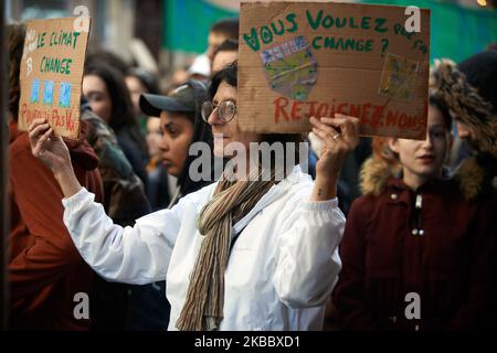 Eine Frau hält ein Plakat mit der Aufschrift „das Klima verändert sich, warum sind wir nicht?“. Nach dem Aufruf von Greta Thunberg zu einem World School Strike, Tausende von Schülern und Studenten gingen auf die Straßen von Toulouse, um die Untätigkeit der Regierungen gegenüber der Klimakrise zu verurteilen und stärkere Maßnahmen zur Einhalt des Klimawandels zu fordern. Sie verlangen von den Regierungen, mehr zum Schutz der Umwelt zu tun. Die Proteste kommen vor der jährlichen UN-Klimakonferenz, die am Montag in Madrid beginnt. Ähnliche Proteste fanden auf der ganzen Welt statt. Toulouse. Frankreich. November 29. 2019. (Foto von Alain Pitton Stockfoto