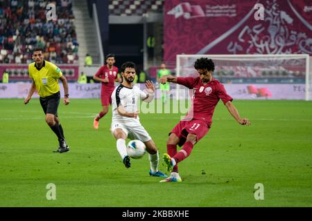 Der Qatar Akram Afif überquert den Ball, während er am 29 2019. November im Khalifa International Stadium in Doha, Katar, unter dem Druck von Abdulwasea Al-Matari aus dem Jemen beim Gruppenspiel der Vereinigten Arabischen Emirate mit dem Irak stand. (Foto von Simon Holmes/NurPhoto) Stockfoto