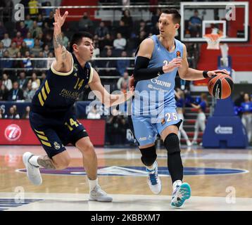 Gabriel Deck (L) von Real Madrid von Real Madrid in Aktion während des EuroLeague-Basketballspiels zwischen Zenit St. Petersburg und Real Madrid am 29. November 2019 in der Sibur Arena in Sankt Petersburg, Russland. (Foto von Igor Russak/NurPhoto) Stockfoto