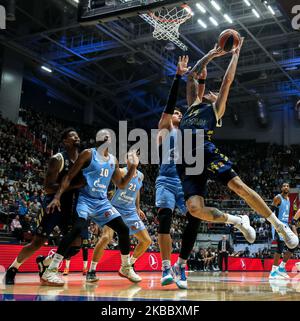 Gabriel Deck (R) von Real Madrid von Real Madrid in Aktion während des EuroLeague-Basketballspiels zwischen Zenit St. Petersburg und Real Madrid am 29. November 2019 in der Sibur Arena in Sankt Petersburg, Russland. (Foto von Igor Russak/NurPhoto) Stockfoto