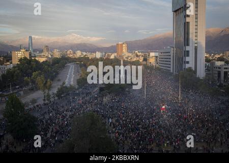 Regierungsfeindliche Demonstranten versammeln sich unter Tränengas, das von Bereitschaftspolizisten während eines Protestes in Santiago, Chile, 01. November 2019 gestartet wurde (Foto: Jeremias Gonzalez/NurPhoto) Stockfoto