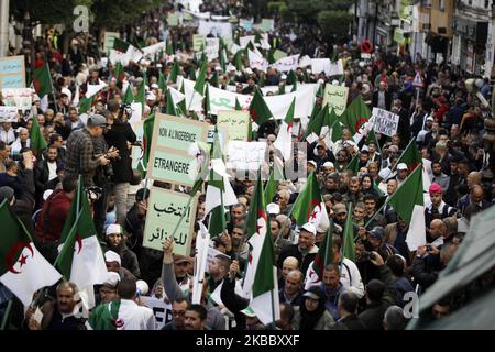 Demonstration in der algerischen Innenstadt von Algier am 30. November 2019 gegen die Einmischung Europas aus dem Ausland in die inneren Angelegenheiten Algeriens und für die bevorstehenden Präsidentschaftswahlen, die in weniger als zwei Wochen angesetzt sind. (Foto von Bilral Bensalem/NurPhoto) Stockfoto