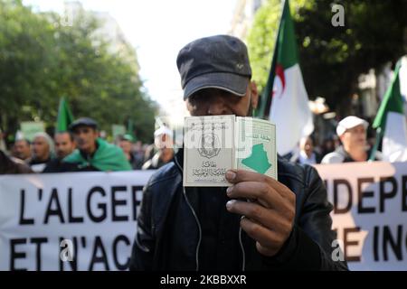 Demonstration in der algerischen Innenstadt von Algier am 30. November 2019 gegen die Einmischung Europas aus dem Ausland in die inneren Angelegenheiten Algeriens und für die bevorstehenden Präsidentschaftswahlen, die in weniger als zwei Wochen angesetzt sind. (Foto von Bilral Bensalem/NurPhoto) Stockfoto