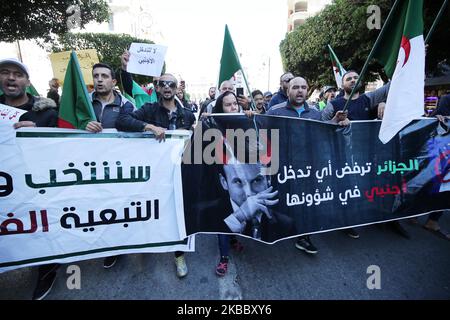 Demonstration in der algerischen Innenstadt von Algier am 30. November 2019 gegen die Einmischung Europas aus dem Ausland in die inneren Angelegenheiten Algeriens und für die bevorstehenden Präsidentschaftswahlen, die in weniger als zwei Wochen angesetzt sind. (Foto von Bilral Bensalem/NurPhoto) Stockfoto