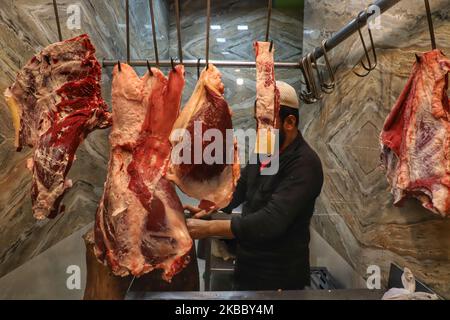 Ein indischer Metzger, der am 30. November 209 Büffelfleisch (Buff) in Neu-Delhi, Indien, verkauft. In vielen indischen Staaten ist das Schlachten von Kühen und der Verkauf von Rindfleisch entweder eingeschränkt oder verboten. (Foto von Nasir Kachroo/NurPhoto) Stockfoto