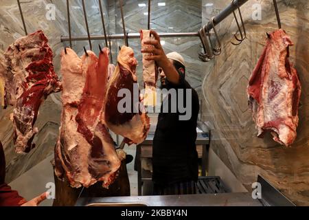 Ein indischer Metzger, der am 30. November 209 Büffelfleisch (Buff) in Neu-Delhi, Indien, verkauft. In vielen indischen Staaten ist das Schlachten von Kühen und der Verkauf von Rindfleisch entweder eingeschränkt oder verboten. (Foto von Nasir Kachroo/NurPhoto) Stockfoto