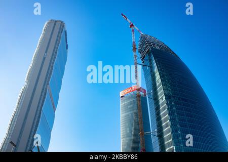 Blick auf die drei CityLife Wolkenkratzer Allianz Tower (L), Generali Tower (C) und Libeskind Tower (R), Italien, November 30 2019. Citylife ist ein Wohn-, Geschäfts- und Geschäftsviertel, das sich im Bau befindet und sich in der Nähe der Altstadt von Mailand, Italien, befindet. Es hat eine Fläche von 36,6 Hektar (90 Hektar). Die Entwicklung wird von einem von der Generali Group kontrollierten Unternehmen durchgeführt, das die internationale Ausschreibung für die Sanierung des historischen Viertels Fiera Milano mit einem Angebot von 523 Millionen erhalten hat. Das Projekt wurde von den berühmten Architekten Zaha Hadid, Arata Isozaki, entworfen Stockfoto