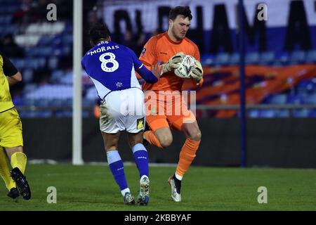 Oldham's Filipe Morais und Burton Albion's Kieran O'Hara in Aktion während des FA Cup 2. Round Spiels zwischen Oldham Athletic und Burton Albion im Boundary Park, Oldham am Samstag, 30.. November 2019. (Foto von Eddie Garvey/Mi News/NurPhoto) Stockfoto