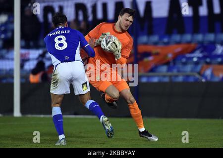 Oldham's Filipe Morais und Burton Albion's Kieran O'Hara in Aktion während des FA Cup 2. Round Spiels zwischen Oldham Athletic und Burton Albion im Boundary Park, Oldham am Samstag, 30.. November 2019. (Foto von Eddie Garvey/Mi News/NurPhoto) Stockfoto