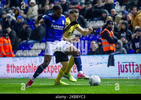 Jrmie Bela von Birmingham City kämpft mit Murray Wallace von Millwall während des Sky Bet Championship-Spiels zwischen Birmingham City und Millwall in St. Andrews, Birmingham am Samstag, dem 30.. November 2019. (Foto von Alan Hayward/MI News/NurPhoto) Stockfoto