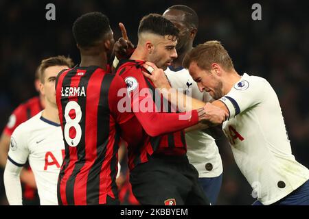 Tottenhams Stürmer Harry Kane ärgert sich über Bournemouth's Mittelfeldspieler Jefferson Lerma während des Barclays Premier League-Spiels zwischen Tottenham Hotspur und Bournemouth im Tottenham Hotspur Stadium, London, England. Am 30.. November 2019. (Foto von AFS/Espa-Images/ Action Foto Sport/NurPhoto) Stockfoto