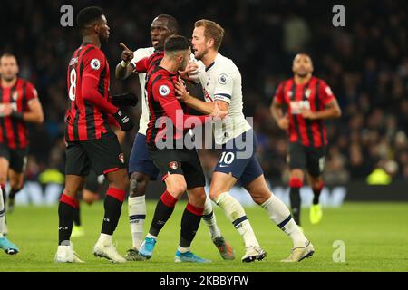 Tottenhams Stürmer Harry Kane ärgert sich über Bournemouth's Mittelfeldspieler Jefferson Lerma während des Barclays Premier League-Spiels zwischen Tottenham Hotspur und Bournemouth im Tottenham Hotspur Stadium, London, England. Am 30.. November 2019. (Foto von AFS/Espa-Images/ Action Foto Sport/NurPhoto) Stockfoto