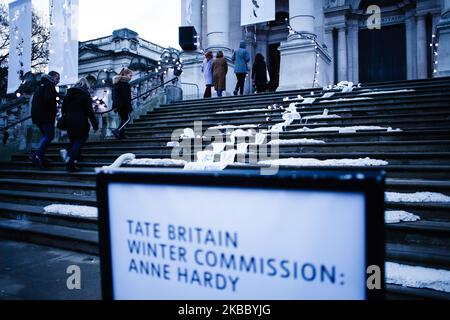 Die Licht- und Klanginstallation 'The Depth of Darkness The Return of the Light' der Künstlerin Anne Hardy bedeckt die Fassade der Tate Britain Kunstgalerie in London, England, am 30. November 2019. Hardys Werk, das heute als Winterkommission der Galerie 2019 vorgestellt wurde, soll das Gebäude wie einen 'befestigten Tempel' wirken lassen. Ein donnernder Soundtrack begleitet die physischen Objekte, die an den Stufen und dem Mauerwerk der Vorderseite der Galerie befestigt sind. Die Installation wird bis zum 26. Januar nächsten Jahres in Kraft bleiben. (Foto von David Cliff/NurPhoto) Stockfoto