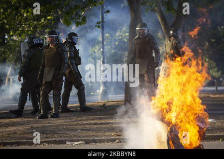 Chilenische Polizeibeamte wachen in der Nähe der Plaza Italia, nachdem sie Demonstranten aus der Gegend während eines Protestes gegen die chilenische Regierung in Santiago, Chile, am 3. November 2019 entfernt haben. (Foto von Jeremias Gonzalez/NurPhoto) Stockfoto