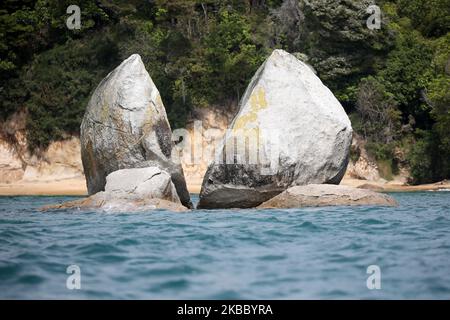 Der Split Apple Rock ist am 28. November 2019 in der Tasman Bay vor der Nordküste der Südinsel und in der Nähe des Abel Tasman National Park in Neuseeland zu sehen. Mit 22.530 Hektar ist Abel Tasman Neuseelands kleinster Nationalpark. Es ist bekannt für seine goldenen Strände, geformten Granitklippen und seine weltberühmte Küstenlinie. (Foto von Sanka Vidanagama/NurPhoto) Stockfoto