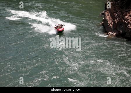 Besucher Unternehmen am 27. November 2019 eine Fahrt mit dem Buller Canyon Jet Boat im Buller Gorge Swingbridge Adventure and Heritage Park in Murchison im Norden der neuseeländischen Südinsel. (Foto von Sanka Vidanagama/NurPhoto) Stockfoto