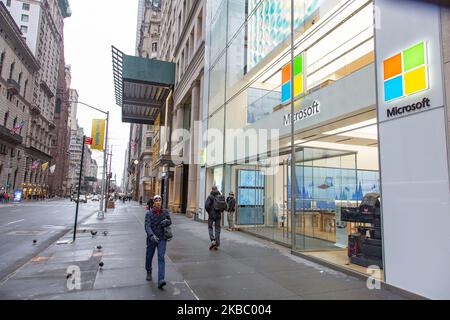 Am 11. November 2019 laufen die Menschen an einem Microsoft-Store-Eingang mit dem Firmenlogo oben in Midtown Manhattan an der 5. Avenue in New York City, USA, vorbei. Die Microsoft Corporation ist der weltweit größte Softwarehersteller, der auf dem Markt für PC-Betriebssysteme Microsoft Windows, Büroanwendungen, Webbrowser und Kommunikation dominiert. (Foto von Nicolas Economou/NurPhoto) Stockfoto