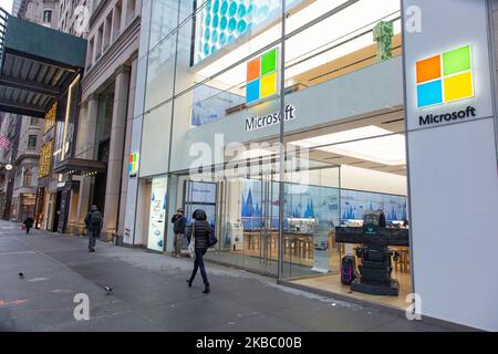 Am 11. November 2019 laufen die Menschen an einem Microsoft-Store-Eingang mit dem Firmenlogo oben in Midtown Manhattan an der 5. Avenue in New York City, USA, vorbei. Die Microsoft Corporation ist der weltweit größte Softwarehersteller, der auf dem Markt für PC-Betriebssysteme Microsoft Windows, Büroanwendungen, Webbrowser und Kommunikation dominiert. (Foto von Nicolas Economou/NurPhoto) Stockfoto