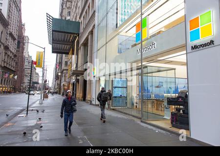 Am 11. November 2019 laufen die Menschen an einem Microsoft-Store-Eingang mit dem Firmenlogo oben in Midtown Manhattan an der 5. Avenue in New York City, USA, vorbei. Die Microsoft Corporation ist der weltweit größte Softwarehersteller, der auf dem Markt für PC-Betriebssysteme Microsoft Windows, Büroanwendungen, Webbrowser und Kommunikation dominiert. (Foto von Nicolas Economou/NurPhoto) Stockfoto