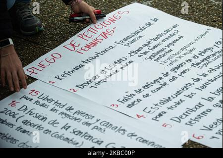 Die Performance chilenischer Feministinnen, die vom Kollektiv # Lastesis in Buenos Aires geschaffen wurde, wird nicht nur weltweit viral, sondern wird jetzt auch zum Symbol und von verschiedenen feministischen Gruppen auf dem Planeten am 30. November 2019 in Buenos Aires, Argentinien, imitiert. Hier ''The Rapist is You'', hergestellt in Bogota, Kolumbien. (Foto von Juan Carlos Torres/NurPhoto) Stockfoto