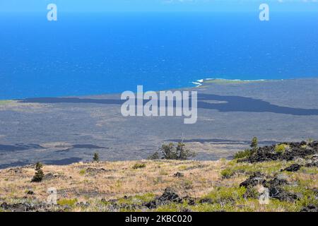 Die malerischen dampfenden Krater und Lavaströme rund um den Aussichtspunkt Mauna Ulu, den Hawaiʻi Volcanoes National Park auf Big Island HI Stockfoto