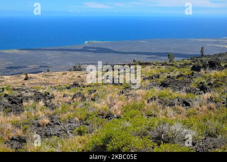 Die malerischen dampfenden Krater und Lavaströme rund um den Aussichtspunkt Mauna Ulu, den Hawaiʻi Volcanoes National Park auf Big Island HI Stockfoto