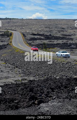 Die malerischen dampfenden Krater und Lavaströme rund um den Aussichtspunkt Mauna Ulu, den Hawaiʻi Volcanoes National Park auf Big Island HI Stockfoto