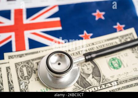 Neuseeland-Flagge mit US-Dollar-Banknoten Geld auf Grafik, Business- und Finanzkonzept. Stockfoto