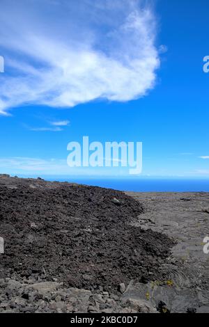 Die malerischen dampfenden Krater und Lavaströme rund um den Aussichtspunkt Mauna Ulu, den Hawaiʻi Volcanoes National Park auf Big Island HI Stockfoto