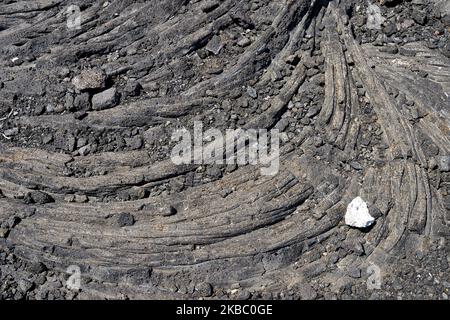 Die malerischen dampfenden Krater und Lavaströme rund um den Aussichtspunkt Mauna Ulu, den Hawaiʻi Volcanoes National Park auf Big Island HI Stockfoto