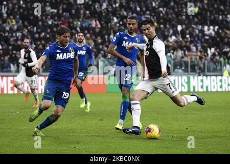 Juventus-Stürmer Cristiano Ronaldo (7) schießt den Ball während des Serie-A-Fußballspiels Nr.14 JUVENTUS - SASSUOLO am 01. Dezember 2019 im Allianz-Stadion in Turin, Piemont, Italien. (Foto von Matteo Bottanelli/NurPhoto) Stockfoto