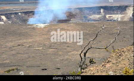 Die malerischen dampfenden Krater Kilauea und Halemaumau, Hawaiʻi Volcanoes National Park auf Big Island HI Stockfoto