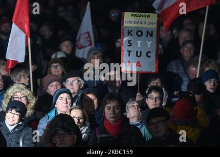 Ein paar hundert Menschen, hauptsächlich Mitglieder des Krakauer Komitees zur Verteidigung der Demokratie (polnisch: KOD) und ihre Anhänger, schlossen sich heute Abend anderen Demonstranten im ganzen Land an, um ihre Solidarität mit den Richtern auszudrücken, während "Wir tun es für alle - Solidarität mit den Richtern!" Protest. Am Sonntag, den 1. Dezember 2019, in Krakau, Polen. (Foto von Artur Widak/NurPhoto) Stockfoto