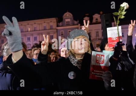 Ein paar hundert Menschen, hauptsächlich Mitglieder des Krakauer Komitees zur Verteidigung der Demokratie (polnisch: KOD) und ihre Anhänger, schlossen sich heute Abend anderen Demonstranten im ganzen Land an, um ihre Solidarität mit den Richtern auszudrücken, während "Wir tun es für alle - Solidarität mit den Richtern!" Protest. Am Sonntag, den 1. Dezember 2019, in Krakau, Polen. (Foto von Artur Widak/NurPhoto) Stockfoto