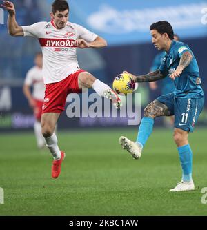 Zelimkhan Bakaev vom FC Spartak Moscow (L) und Sebastian Driussi vom FC Zenit Saint Petersburg kämpfen während des Spiels der russischen Premier League zwischen dem FC Zenit St. Petersburg und dem FC Spartak Moscow am 1. Dezember 2019 in der Gazprom Arena in St.Petersburg, Russland, um den Ball. (Foto von Igor Russak/NurPhoto) Stockfoto