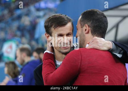 Cheftrainer Sergei Semak (L) vom FC Zenit Sankt Petersburg und Cheftrainer Tedesco Domenico vom FC Spartak Moskau während des Spiels der russischen Premier League zwischen dem FC Zenit Sankt Petersburg und dem FC Spartak Moskau am 1. Dezember 2019 in der Gazprom Arena in St.Petersburg, Russland. (Foto von Igor Russak/NurPhoto) Stockfoto